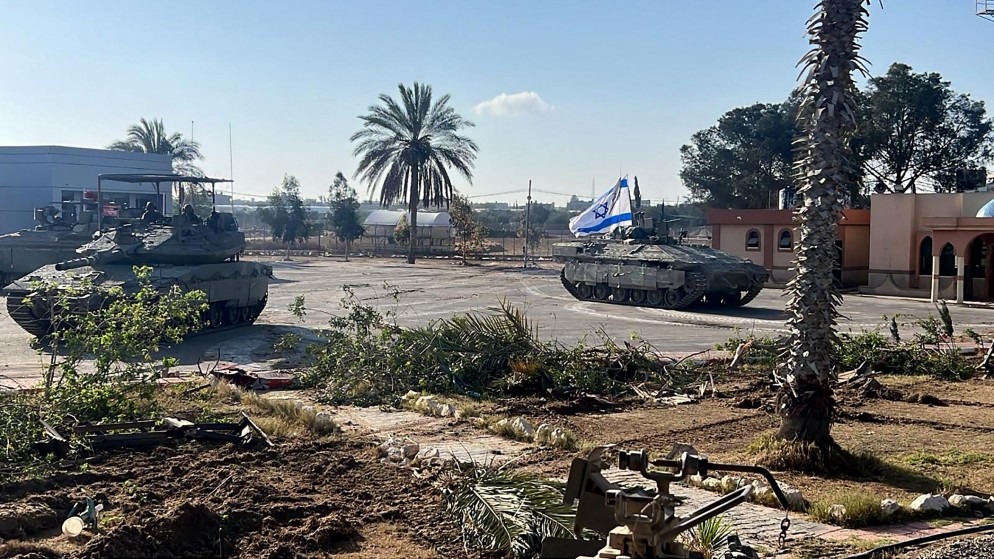 دبابات إسرائيلية خلال احتلالها معبر رفح من الجانب الفلسطيني. (أ ف ب)