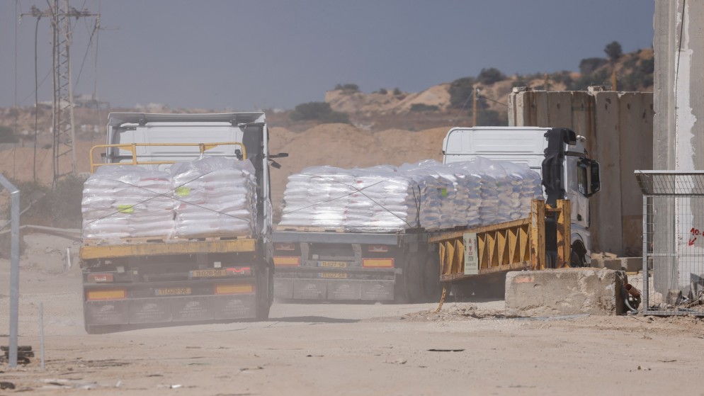 شاحنات تحمل مساعدات خلال عبورها معبر بيت حانون في شمال قطاع غزة. (رويترز)