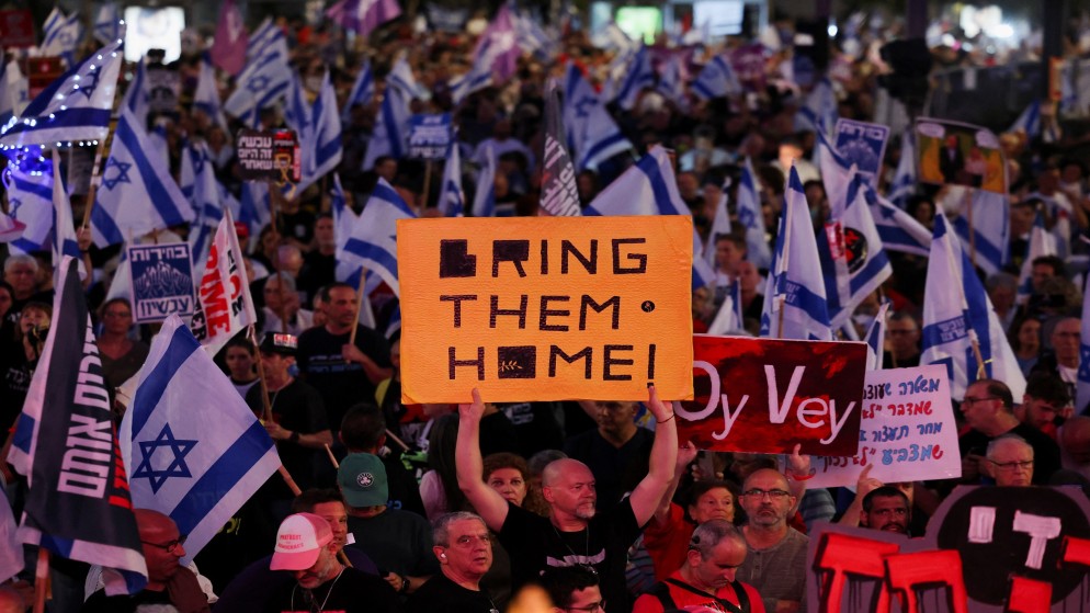متظاهرون في تل أبيب يطالبون بإعادة المحتجزين الإسرائيليين من غزة، 4 أيار/مايو 2024. (رويترز)
