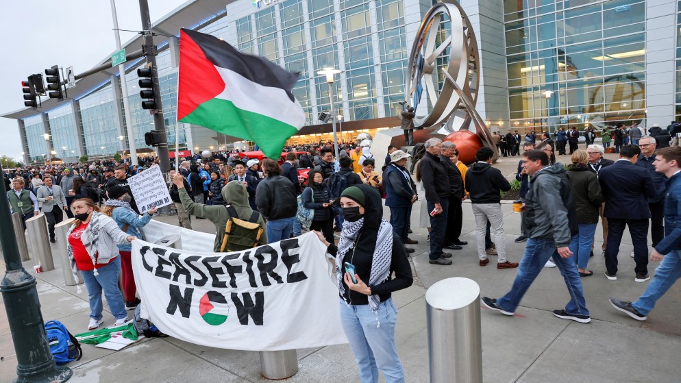 متظاهرون في نبراسكا في الولايات المتحدة يرفعون لافتة تطالب بوقف فوري لإطلاق النار في غزة، 4 أيار/ مايو 2024. (رويترز)