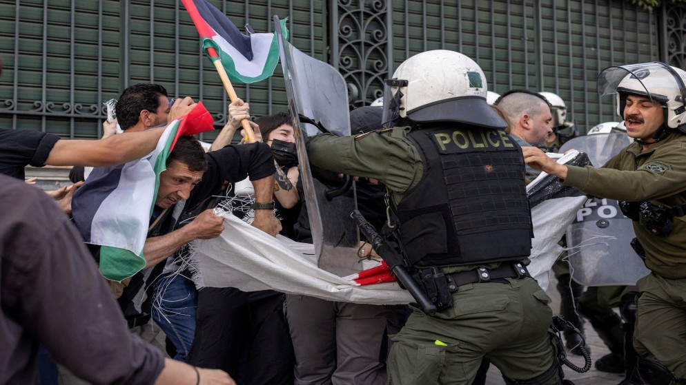 متظاهرون مؤيدون للفلسطينيين يشتبكون مع شرطة مكافحة الشغب أثناء احتجاجهم خارج السفارة المصرية، في أثينا، اليونان، 7 أيار 2024. (رويترز)