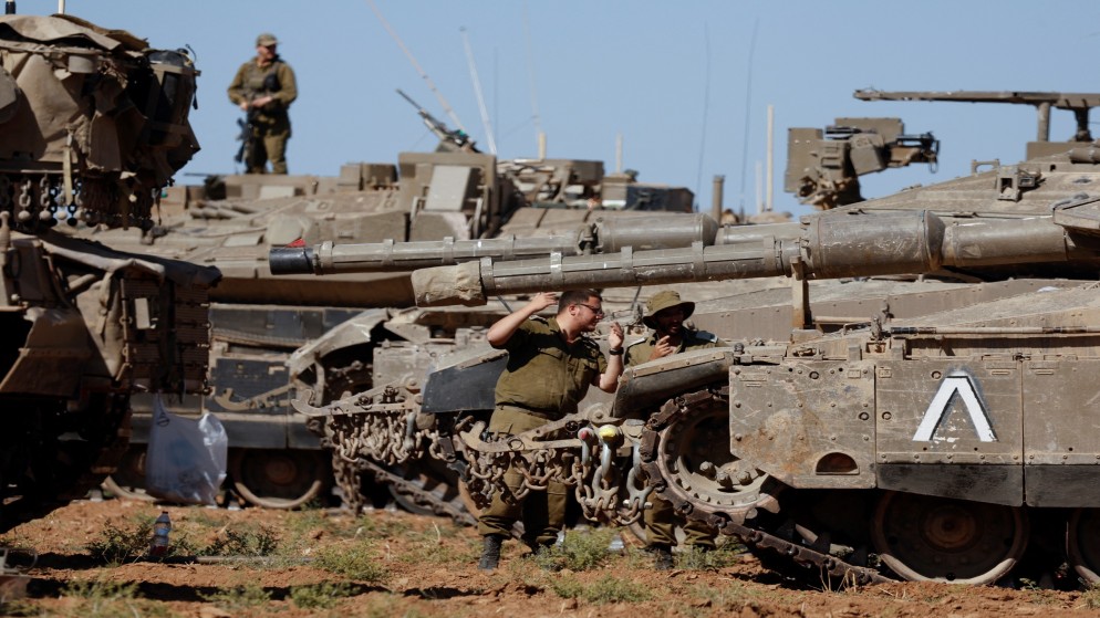 عناصر في جيش الاحتلال الإسرائيلي قرب دبابات على حدود قطاع غزة. (رويترز)