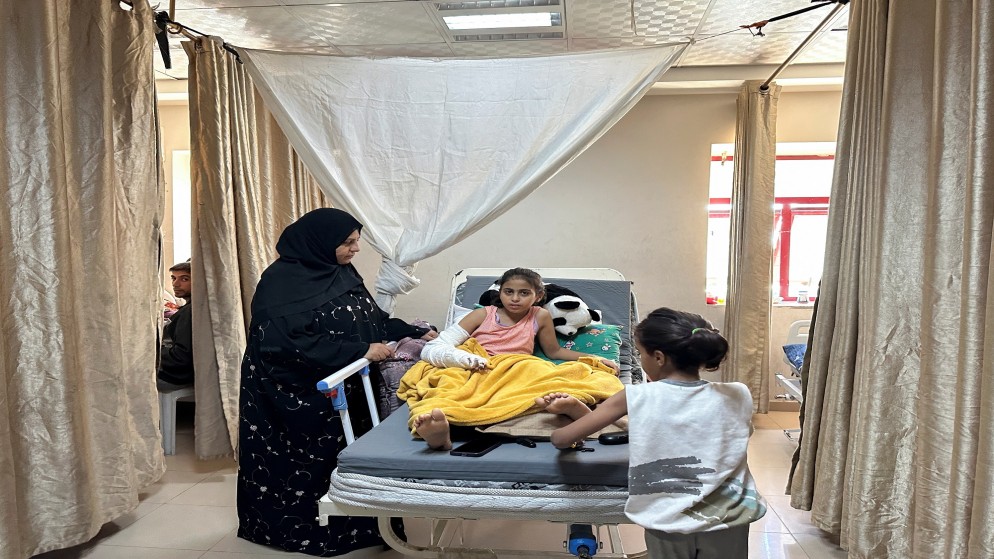 مصابة داخل مستشفى الأقصى في دير البلح في قطاع غزة. (رويترز)
