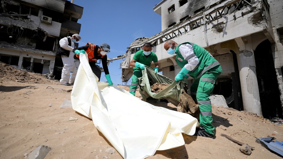 رجال الإنقاذ والمسعفون يبحثون عن جثث داخل مستشفى الشفاء بعد انسحاب قوات الاحتلال الإسرائيلي من المستشفى والمنطقة المحيطة به . 8 أبريل 2024. (رويترز)/