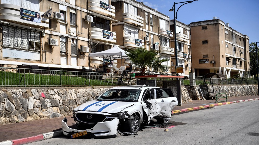 تضرر سيارة بالقرب من موقع سقوط صاروخ أطلق باتجاه كريات شمونة من لبنان.شمال إسرائيل، 5 مايو، 2024.(رويترز)