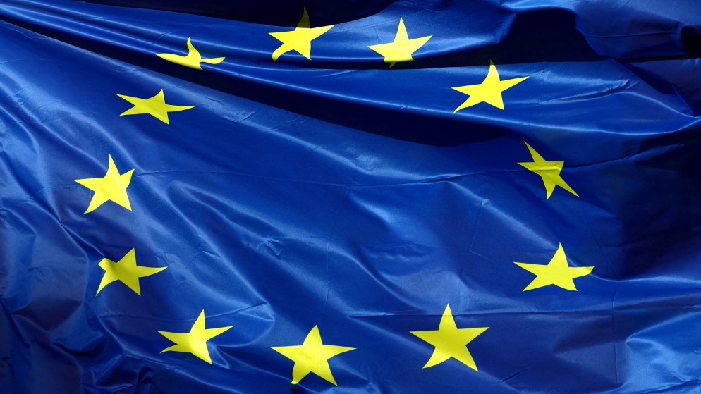علم الاتحاد الأوروبي يرفرف خارج مقر مفوضية الاتحاد الأوروبي في بروكسل، 1 شباط/ فبراير 2023. (رويترز)