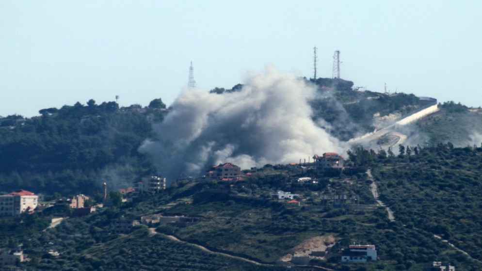 دخان يتصاعد خلال غارة إسرائيلية على قرية العديسة الحدودية جنوبي لبنان، 8 أيار 2024. (أ ف ب)