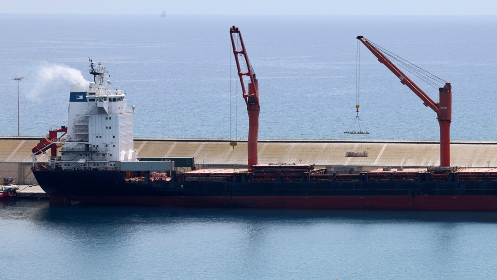 عملية تحميل في ميناء لارنكا في قبرص على سفينة شحن يتوقع أن تأخذ مساعدات إلى غزة، 8 أيار 2024. (رويترز)