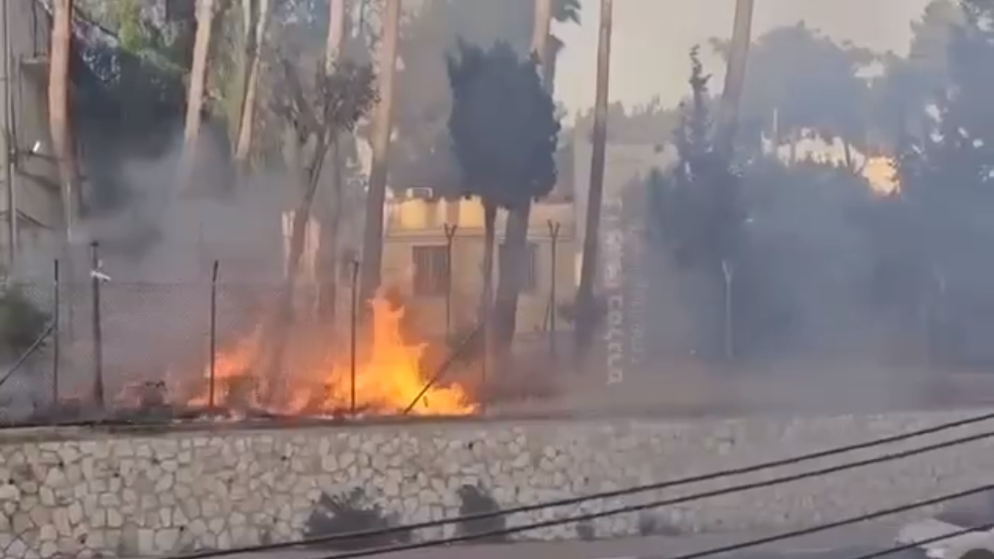 صورة متداولة في وسائل إعلام إسرائيلية لحريق قرب مقر أونروا. (محافظة القدس)