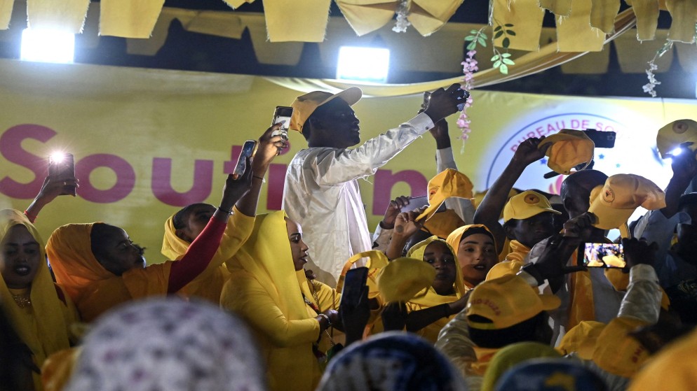 أنصار رئيس المجلس العسكري التشادي محمد إدريس ديبي يحتفلون بفوز مرشحهم في نجامينا في 9 مايو 2024،(أ ف ب)