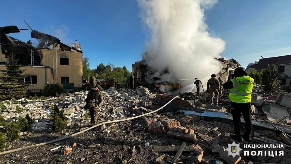 إطفاء حرائق في منازل إثر قصف في خاركيف، 10 أيار/مايو 2024. (أ ف ب)