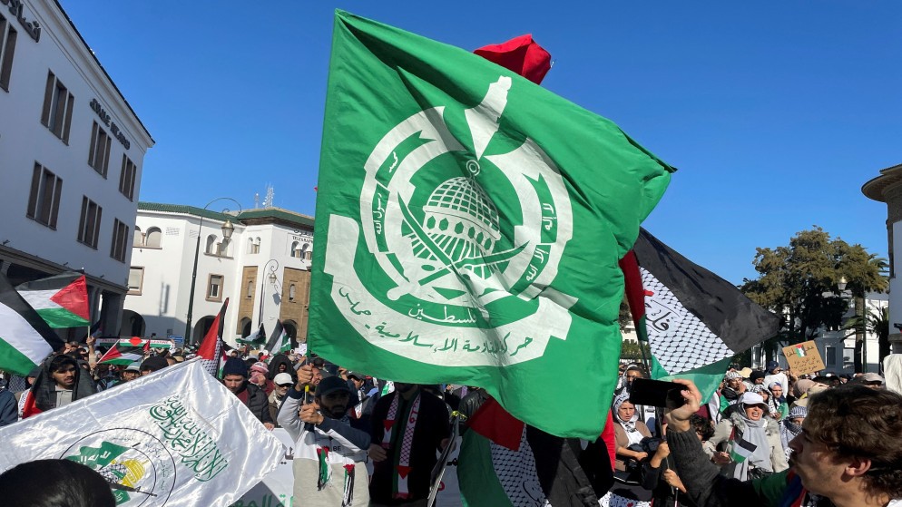 راية تحمل شعار حركة المقاومة الإسلامية (حماس) في الرباط. (رويترز)