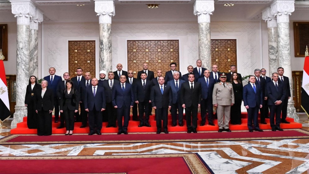 الرئيس المصري عبد الفتاح السيسي يقف لالتقاط صورة جماعية مع الحكومة المصرية الجديدة بعد أداء اليمين في قصر الاتحادية الرئاسي في القاهرة، مصر، 3 تموز/ يوليو 2024. (رويترز)