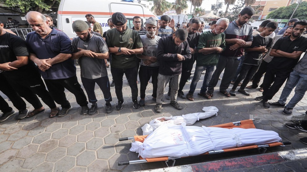 وداع جثامين الشهداء في مستشفى شهداء الأقصى في دير البلح وسط قطاع غزة (وفا)