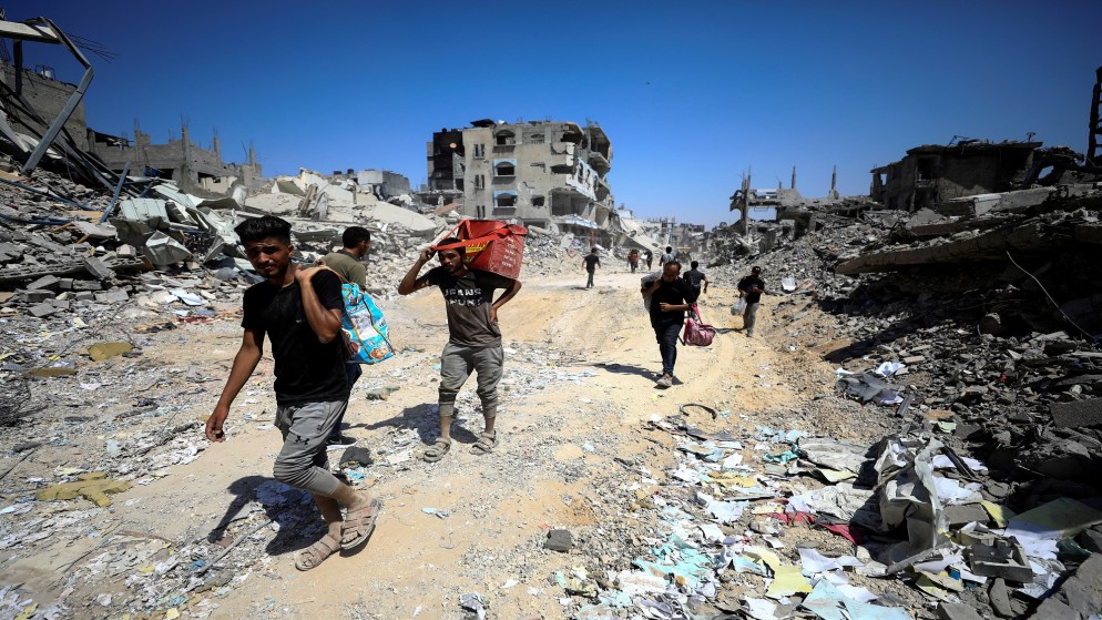 فلسطينيون يشقون طريقهم أثناء فحص الأضرار، بعد انسحاب القوات الإسرائيلية من حي الشجاعية، في الجزء الشرقي من مدينة غزة، 10 يوليو 2024. (رويترز)