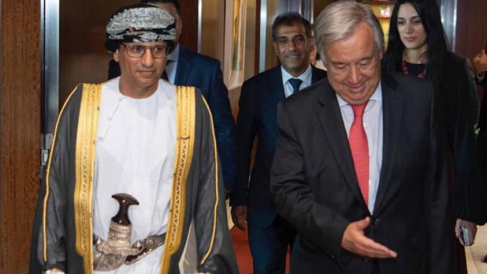 صورة سابقة للسفير العُماني محمد الحسان بجانب الأمين العام للأمم المتحدة أنطونيو غوتيريش. (الأمم المتحدة)