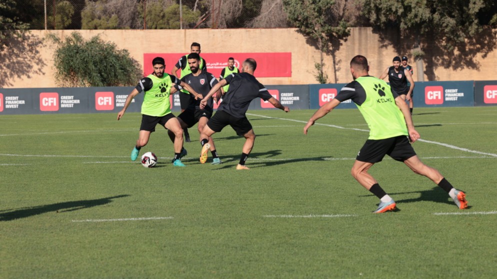 جانب من تدريبات المنتخب الوطني لكرة القدم في ملعب البترا في عمّان قبل السفر إلى تركيا لإقامة معسكر تدريبي. (صلاح ملكاوي/ المملكة)