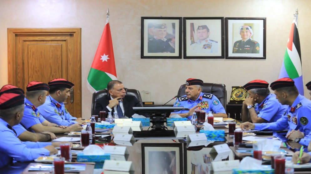 وزير الداخلية مازن الفراية خلال زيارته إدارة السير يرافقه مدير الأمن العام اللواء عبيد الله المعايطة. (مديرية الأمن العام)