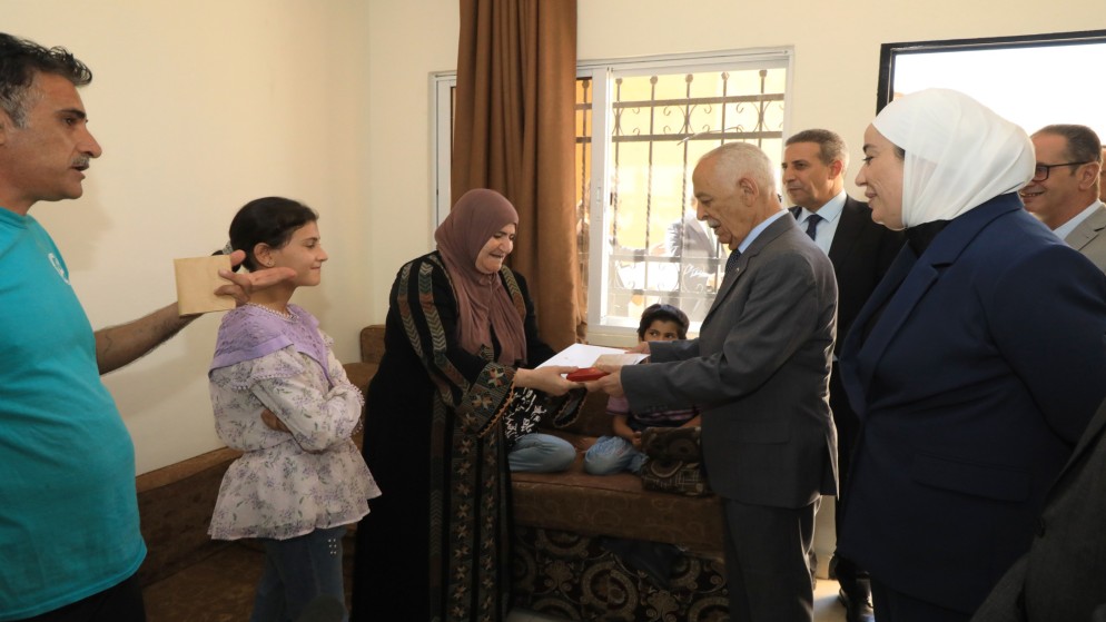 رئيس الديوان الملكي الهاشمي يوسف العيسوي يسلم مساكن مجهزة بالكامل لـ13 أسرة بجرش