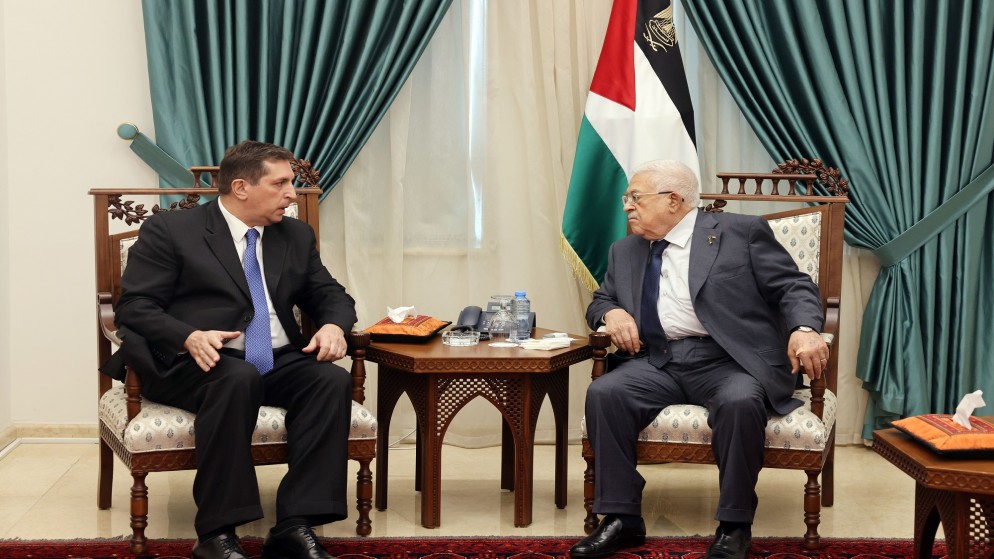 الرئيس الفلسطيني محمود عباس خلال استقباله مبعوث وزير الخارجية الروسي الخاص للشرق الأوسط فلاديمير سافرونكوف.(وفا)
