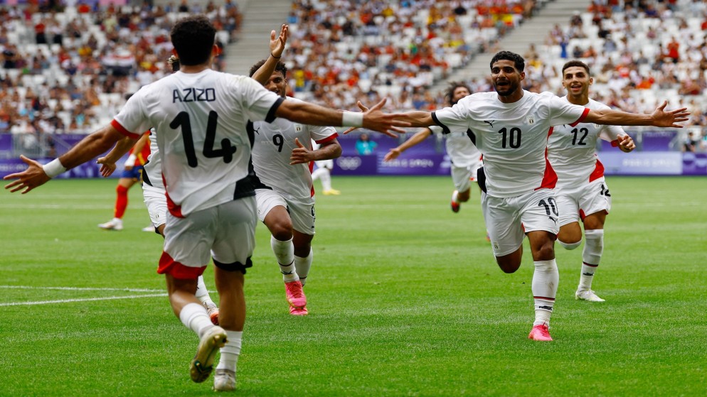 احتفال لاعبي منتخب مصر الأولمبي خلال تسجيل هدف في مرمى إسبانيا في دورة الألعاب الأولمبية في باريس. (رويترز)