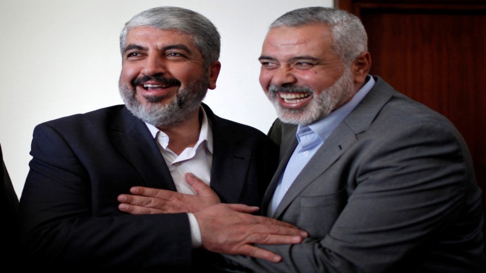 القيادي في حركة حماس خالد مشعل والشهيد إسماعيل هنية، 20 كانون الأول/ ديسمبر 2012. (رويترز)