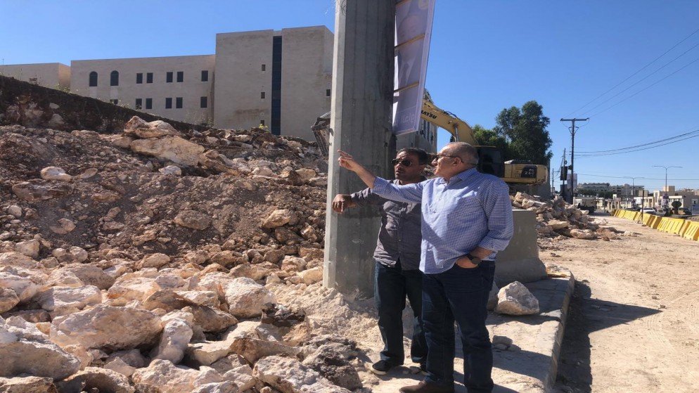 وزير الأشغال العامة والإسكان ماهر أبو السمن السبت يتفقد مشروع إقامة جدار استنادي على نفق الدبابنة عند مدخل مدينة السلط. (وزارة الأشغال)