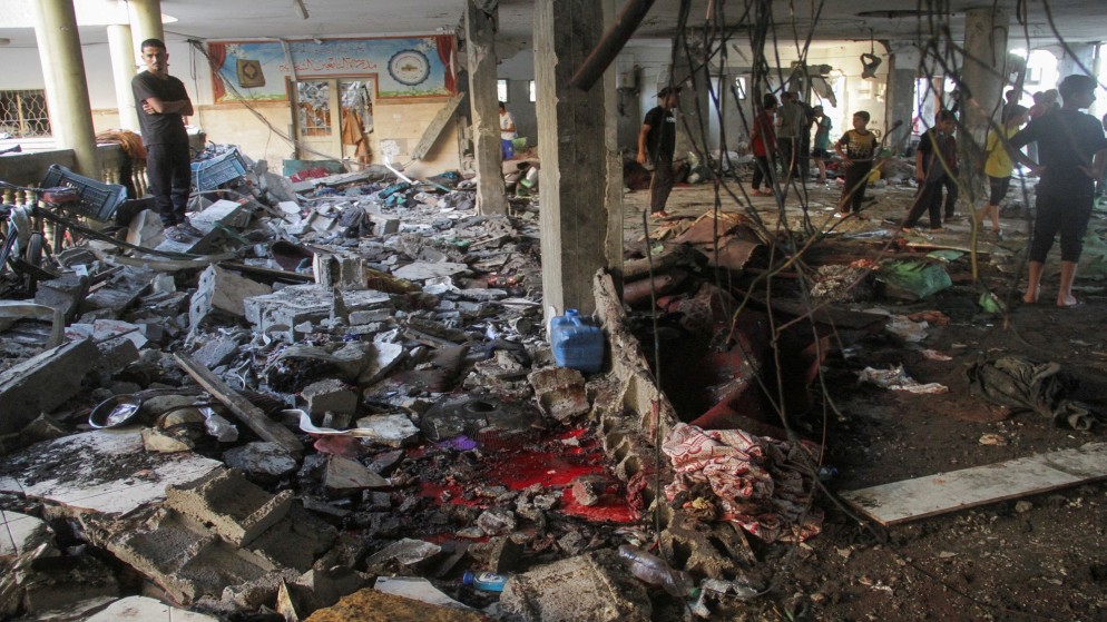 فلسطينيون ينظرون إلى الأضرار بعد استهداف قوات الاحتلال الإسرائيلي مدرسة تؤوي نازحين في مدينة غزة. 10 أغسطس، 2024. (رويترز)