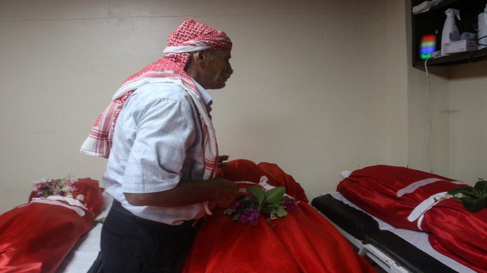 جثث أربعة أفراد من نفس العائلة، بينهم طفلان، استشهدوا في غارة إسرائيلية على منطقة وادي الكفور في قضاء النبطية جنوب لبنان، 17 آب/أغسطس 2024. (أ ف ب)
