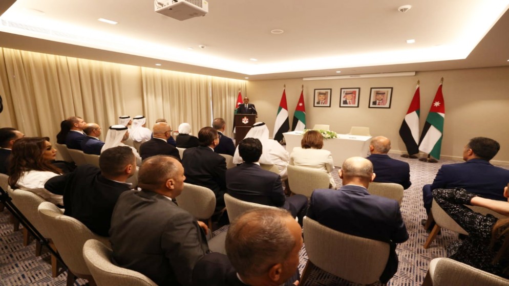 الأردن والإمارات يوقعان وثائق لإنشاء مشروع استثماري للسكك الحديدية بـ2.3 مليار دولار. (بترا)