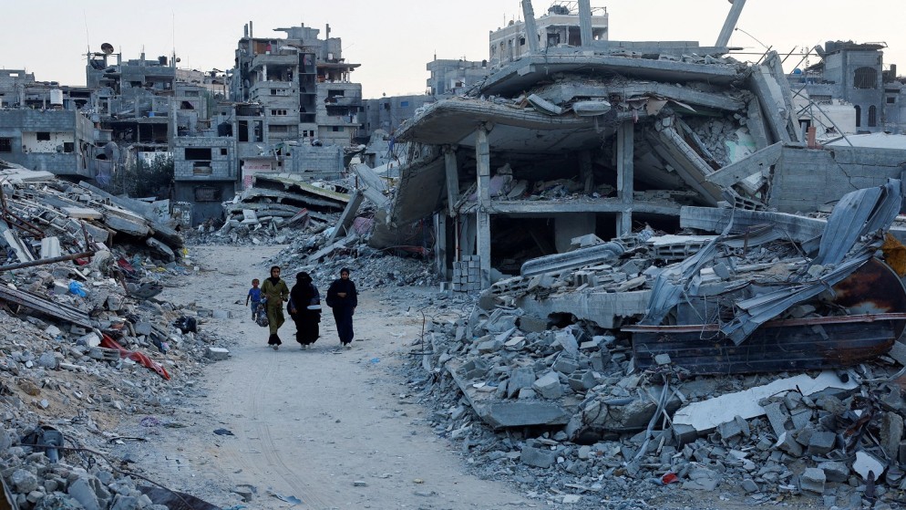 فلسطيني يسير وسط أنقاض مبانٍ مدمرة بعد غارة إسرائيلية، في خان يونس جنوبي قطاع غزة، 1 أيلول 2024. (رويترز)
