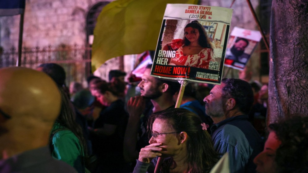 متظاهرون خلال تجمع بالقرب من مقر إقامة رئيس الوزراء الإسرائيلي بنيامين نتنياهو في القدس للمطالبة بالإفراج عن المحتجزين، 14 أيلول 2024. (أ ف ب)