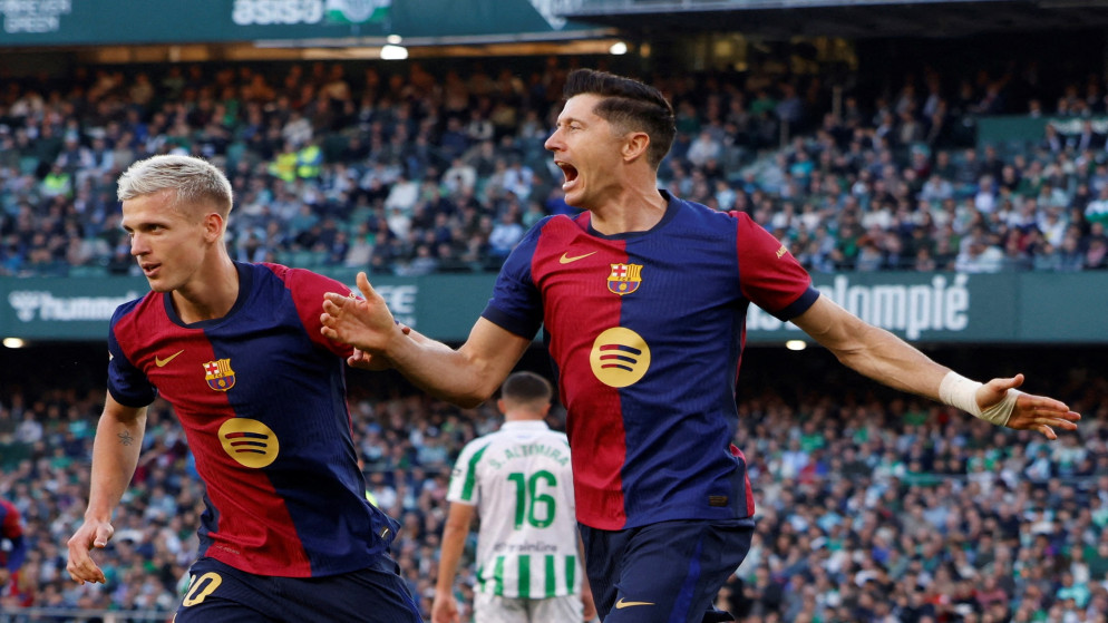 يحتفل روبرت ليفاندوفسكي لاعب نادي برشلونة بتسجيل هدفه الأول مع داني أولمو. 7 ديسمبر 2024. (رويترز)
