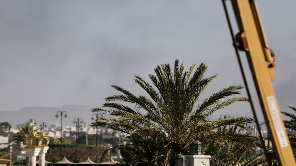 الدخان يتصاعد في الخلفية من موقع غارة جوية في صنعاء، اليمن، 10 كانون الثاني/ يناير 2025. (رويترز/ خالد عبد الله)