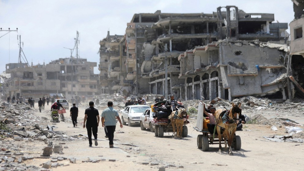 نازحون فلسطينيون يشقون طريقهم في أثناء نزوحهم من جباليا شمالي قطاع غزة .14 أيار 2024. (رويترز)