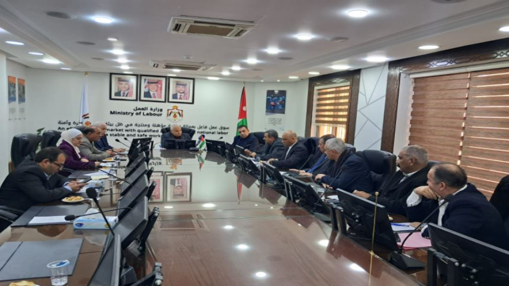 وزير العمل خالد البكار خلال لقائه مع ممثلين عن أبناء قطاع غزة في الأردن. (وزارة العمل)