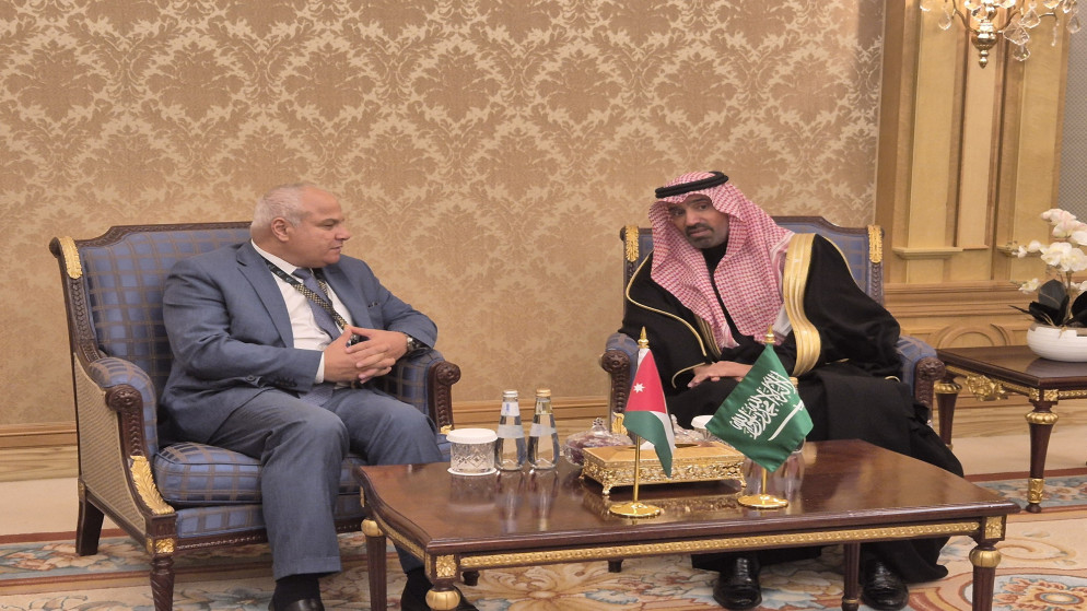 وزير العمل خالد البكار يلتقي مع وزير الموارد البشرية والتنمية الاجتماعية السعودي أحمد الراجحي