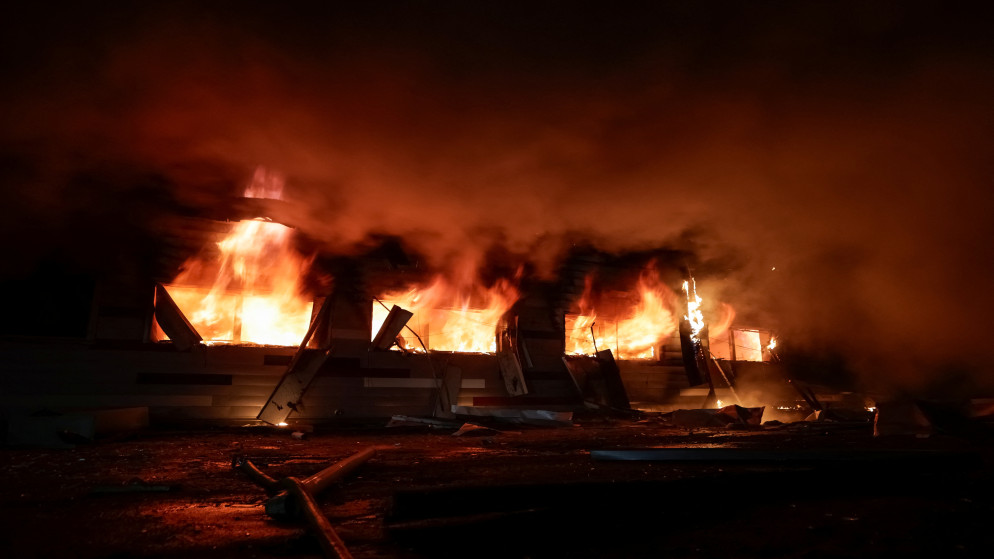 صورة أرشيفية لحريق في موقع مبنى سكني خلال غارة روسية في خاركيف 28 كانون الثاني 2025. (رويترز)