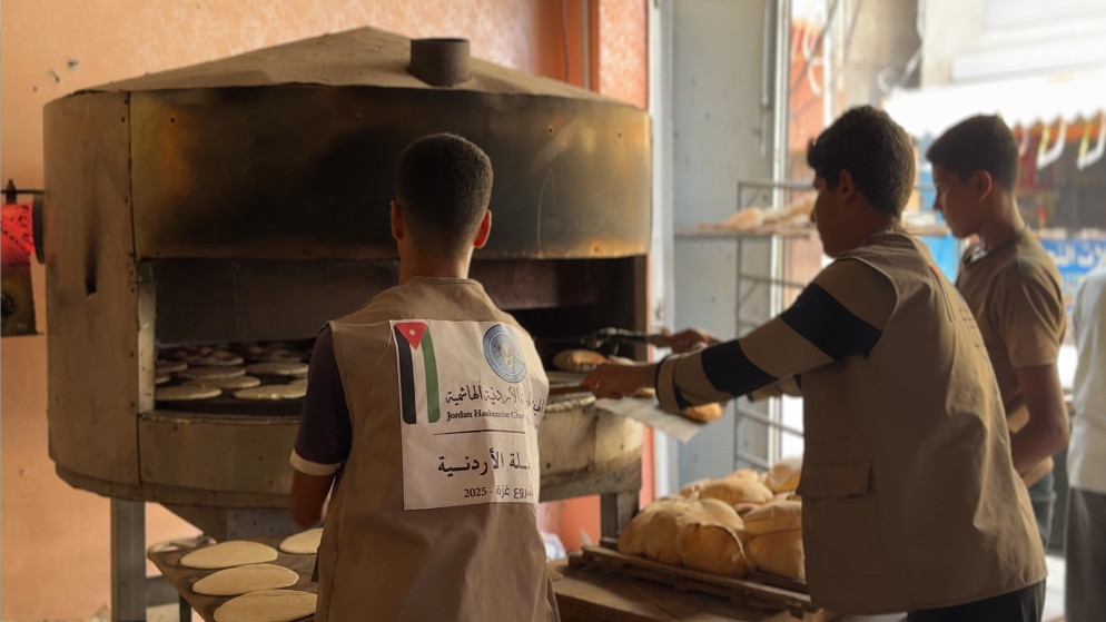 فريق الحملة الأردنية خلال تشغل المخبز الجديد وسط قطاع غزة.