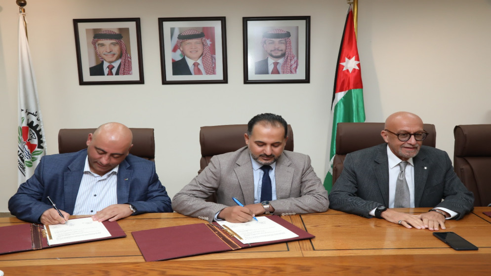 جانب من توقيع الاتفاقية.