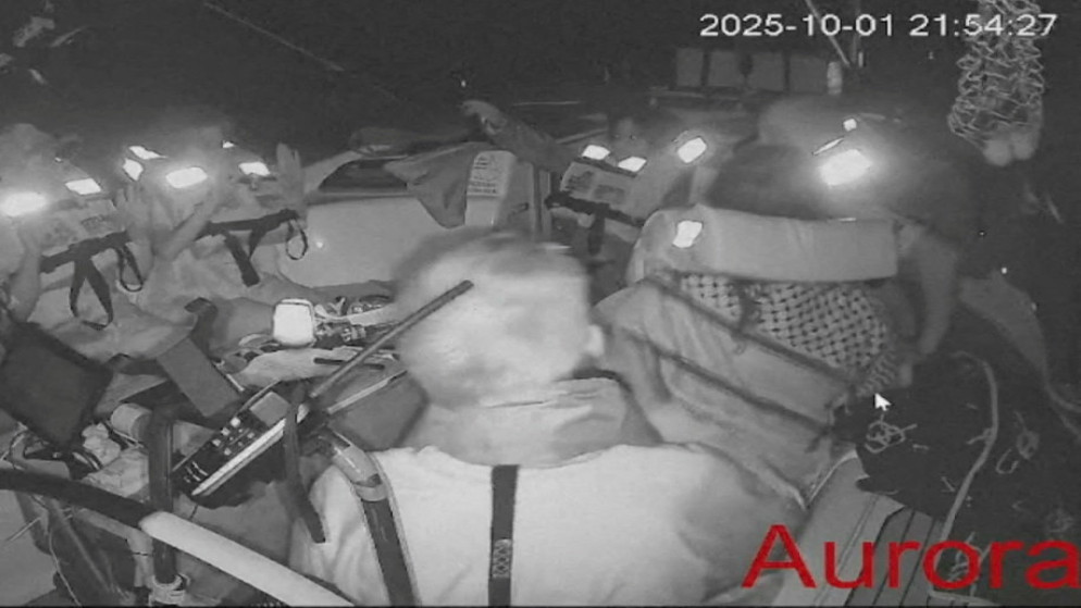 لقطة شاشة من فيديو مباشر تُظهر أفراد الطاقم جالسين على متن سفينة أورورا المتجهة إلى غزة وهي جزء من أسطول الصمود العالمي. 1 تشرين الأول 2025. (رويترز)
