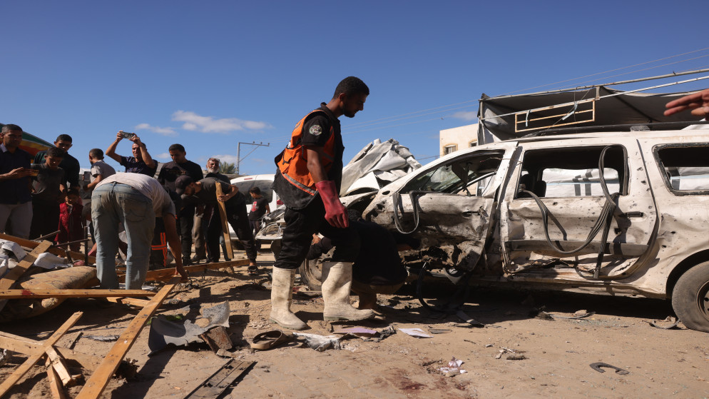 فلسطينيون بالقرب من موقع غارة إسرائيلية في محيط مستشفى شهداء الأقصى بدير البلح، وسط قطاع غزة، في 1 تشرين الأول2025. (أ ف ب)