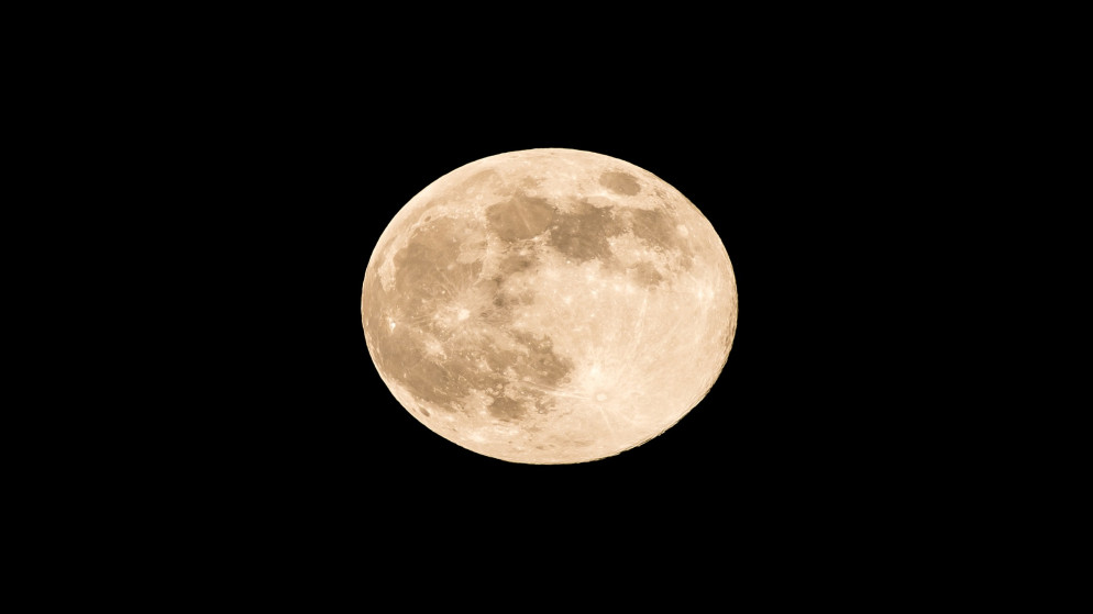 صورة توضيحية للقمر العملاق. (istockphoto)