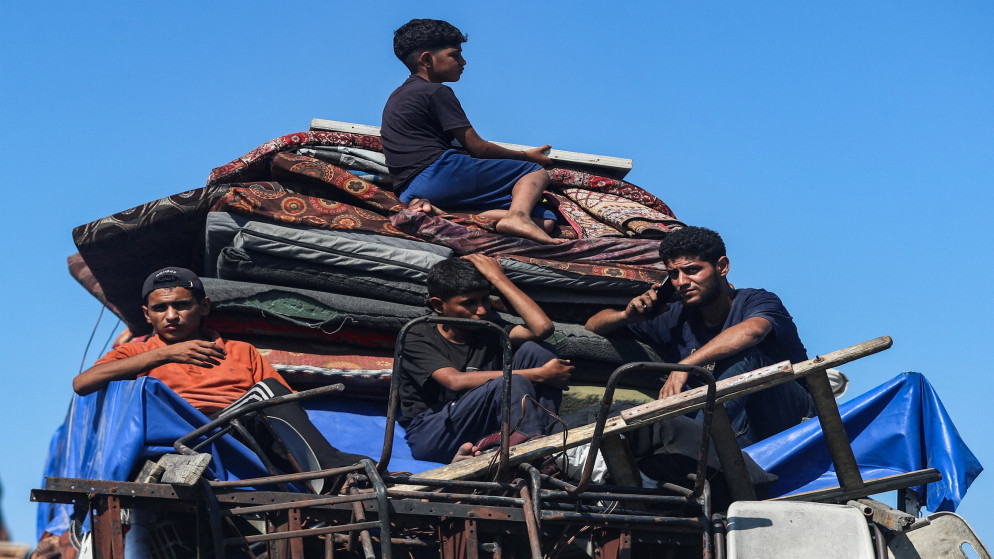 فلسطينيون نازحون فروا من شمال غزة بسبب العدوان الإسرائيلي يتجهون جنوبًا بعد أن أجبرت القوات الإسرائيلية سكان مدينة غزة بالإخلاء إلى الجنوب، في وسط قطاع غزة، 12 أيلول 2025. (رويترز/محمود عيسى)