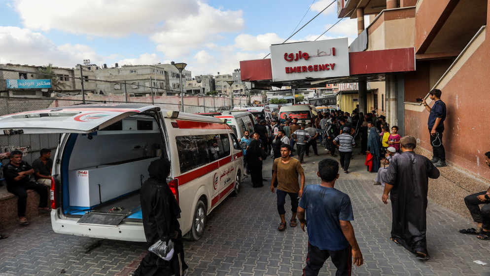 سيارة إسعاف فلسطينية تنقل مصابين إلى احدى مستشفيات قطاع غزة. (وفا)