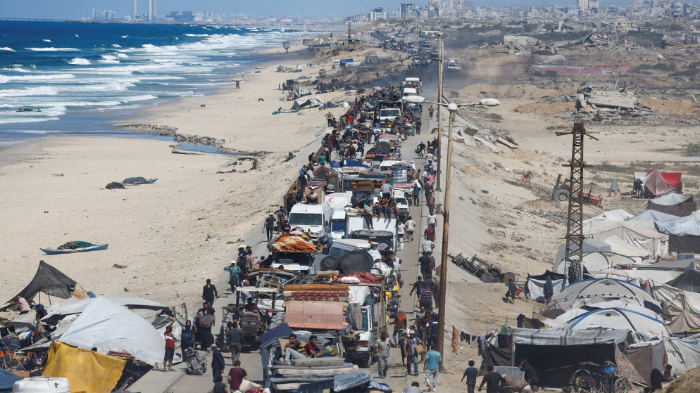 فلسطينيون نازحون من شمال غزة بسبب الحرب الإسرائيلية، يتجهون جنوبًا بعد أن أمرت قوات الاحتلال سكان مدينة غزة بالإخلاء إلى الجنوب، في وسط قطاع غزة، 1 أكتوبر/تشرين الأول 2025. (رويترز)
