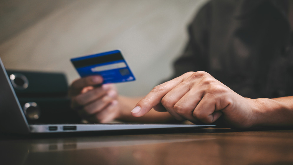 صورة تعبيرية لشخص يستخدم بطاقة ائتمان. (istockphoto)