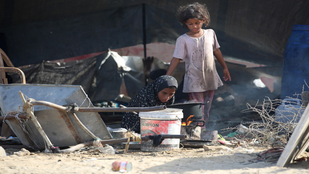 طفلتان فلسطينيتان على أنقاض المأساة في غزة. (أ ف ب)