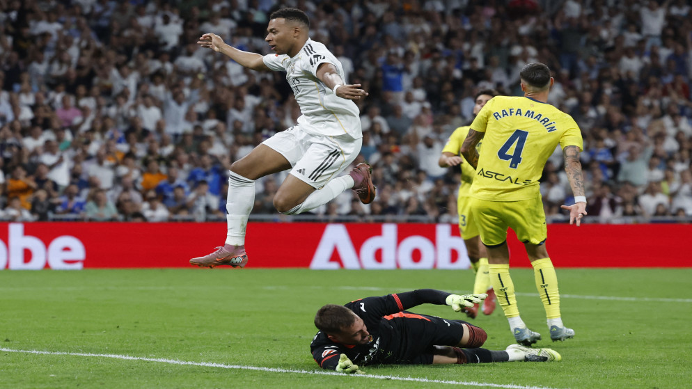جانب من مباراة ريال مدريد وفياريال. (أ ف ب)