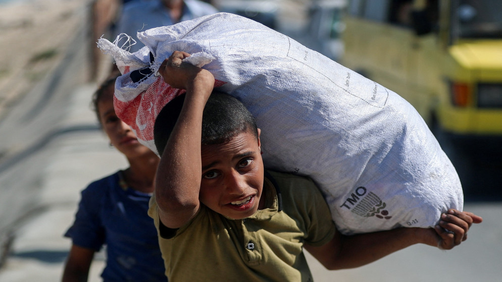 فلسطينيون نازحون فروا من شمال غزة بسبب العملية العسكرية الإسرائيلية، يتجهون جنوبًا بعد أن أمرت القوات الإسرائيلية سكان مدينة غزة بالإخلاء إلى الجنوب، في وسط قطاع غزة، 13 سبتمبر 2025. رويترز/محمود عيسى صور اليوم من TPX
